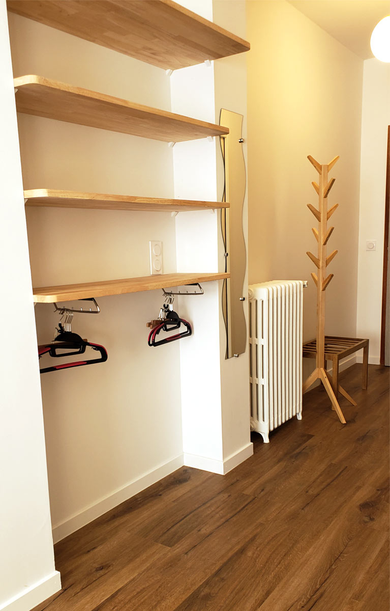 Espace rangement et penderie – Chambre L’Ancolie Espace rangement - Chambre L'Ancolie