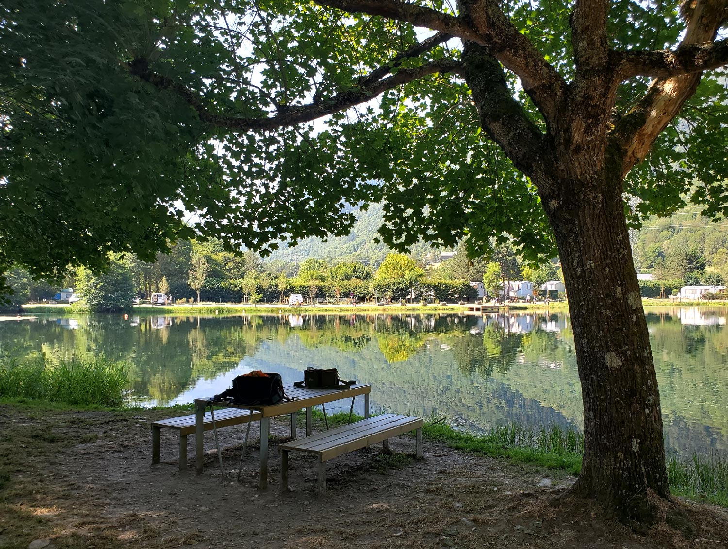 lac-avajan-2025-01 Table et bancs sur la rive du lac d'Avajan